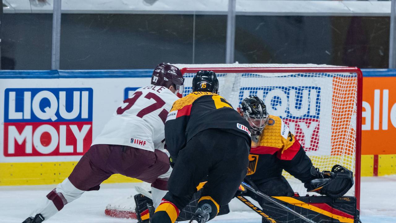 Deutschlands Kai Wissmann mit LEttlands Haralds Egle Latvia vor DEB-Keeper Philipp Grubauer