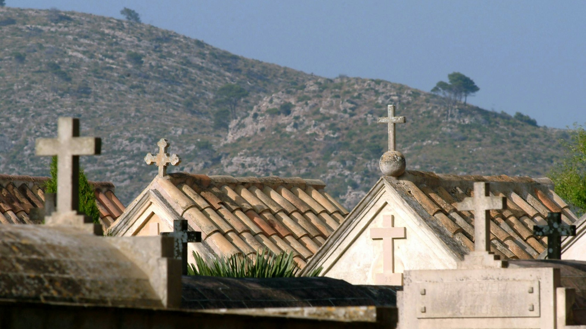 Familiengrüfte und Kreuze auf einem Friedhof