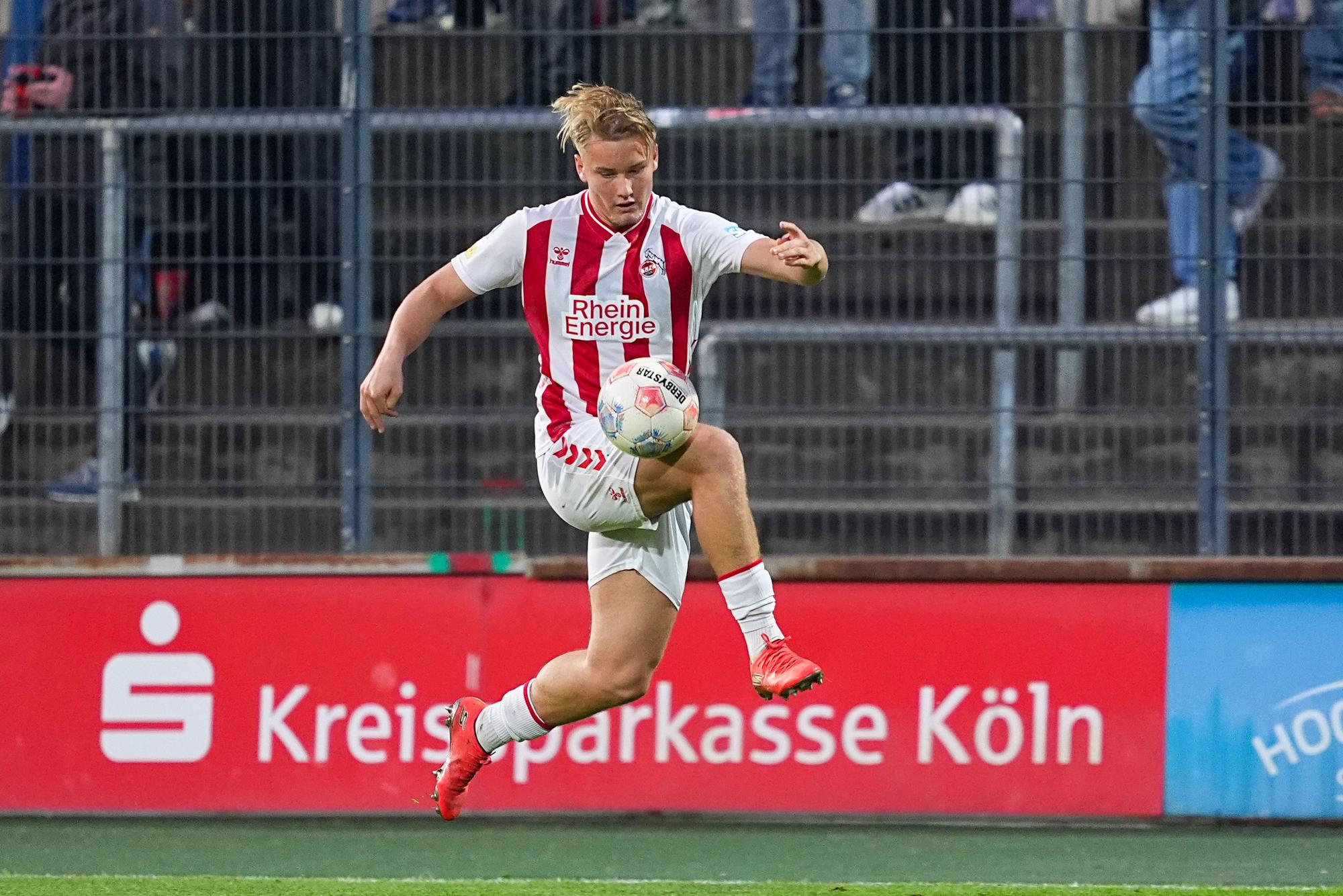 Fynn Schenten mit dem Ball.