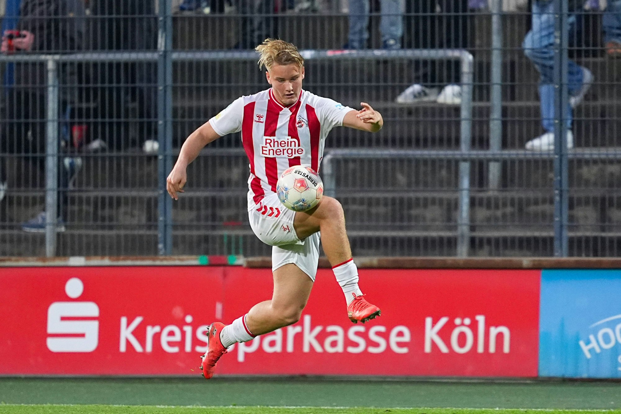 Fynn Schenten mit dem Ball.