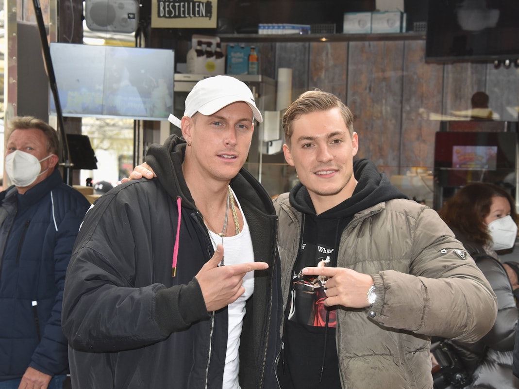 Calvin Kleinen und Henrik Stoltenberg zeigen aufeinander.