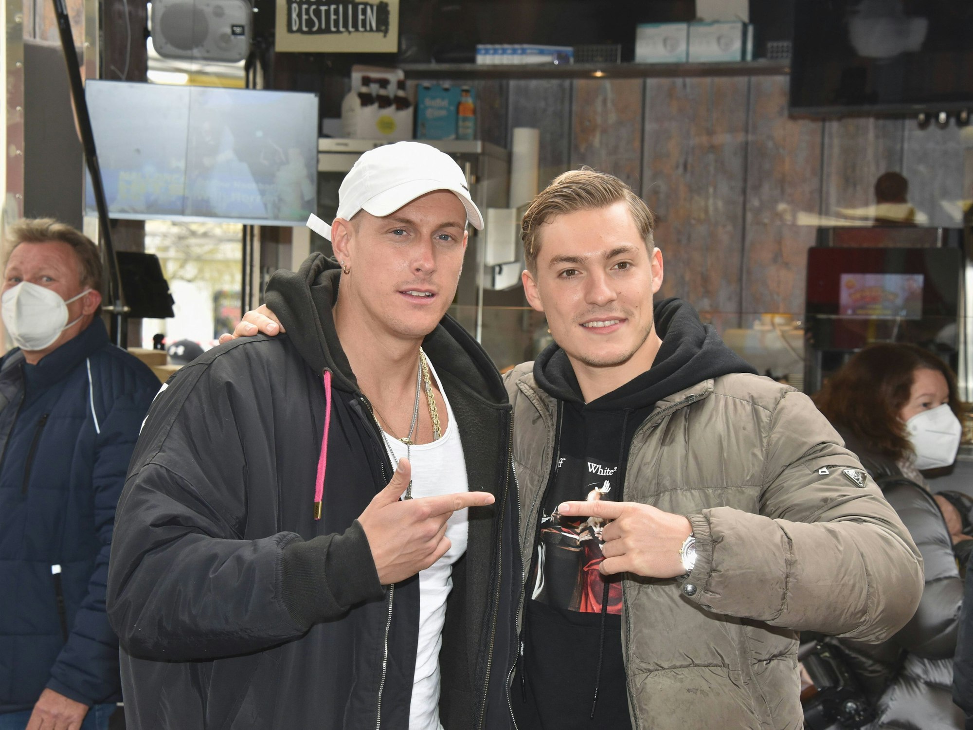 Calvin Kleinen und Henrik Stoltenberg zeigen aufeinander.