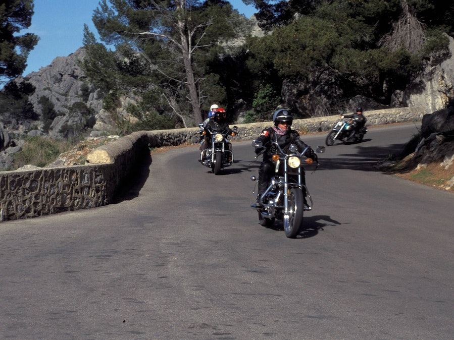 Motorradfahrer auf einer kurvigen Straße auf Mallorca