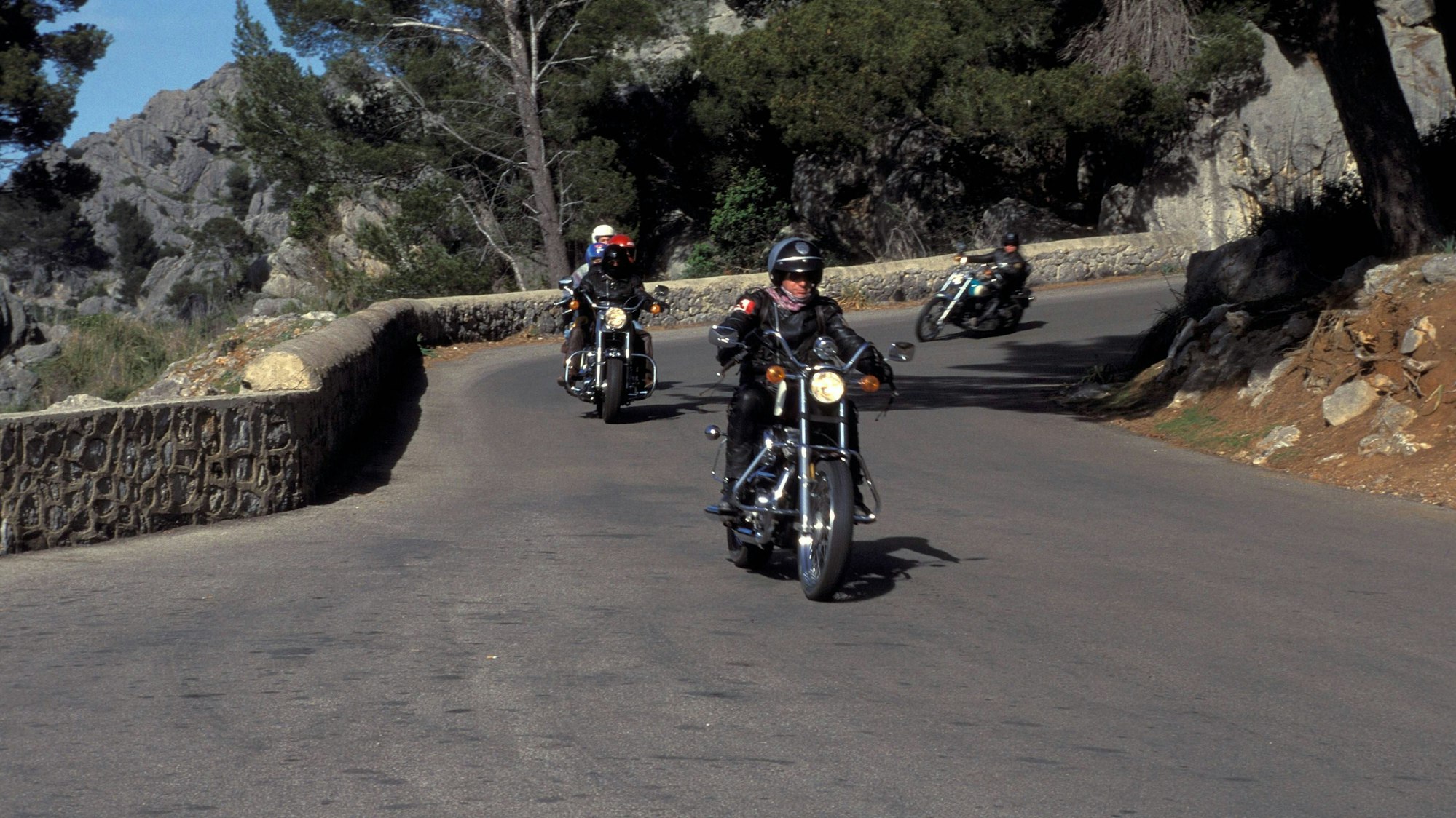 Motorradfahrer auf einer kurvigen Straße auf Mallorca