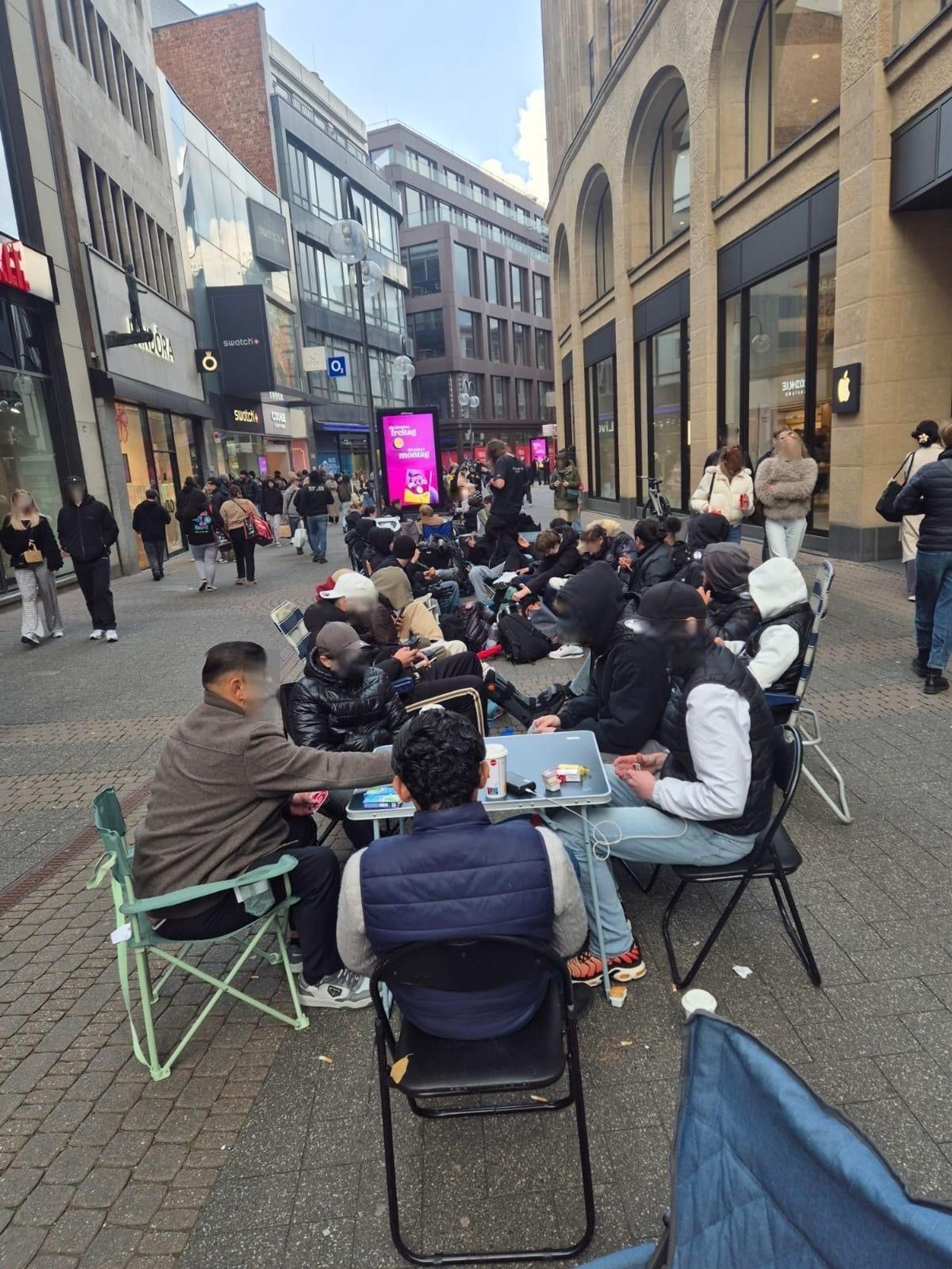 Menschenmassen kampierten im Mai über Nacht in der Kölner City,um eine der begehrten Swatch-Uhren zu ergattern.