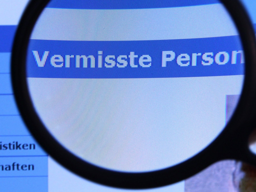 Bildschirm mit „Vermisste Person“ durch Lupe
