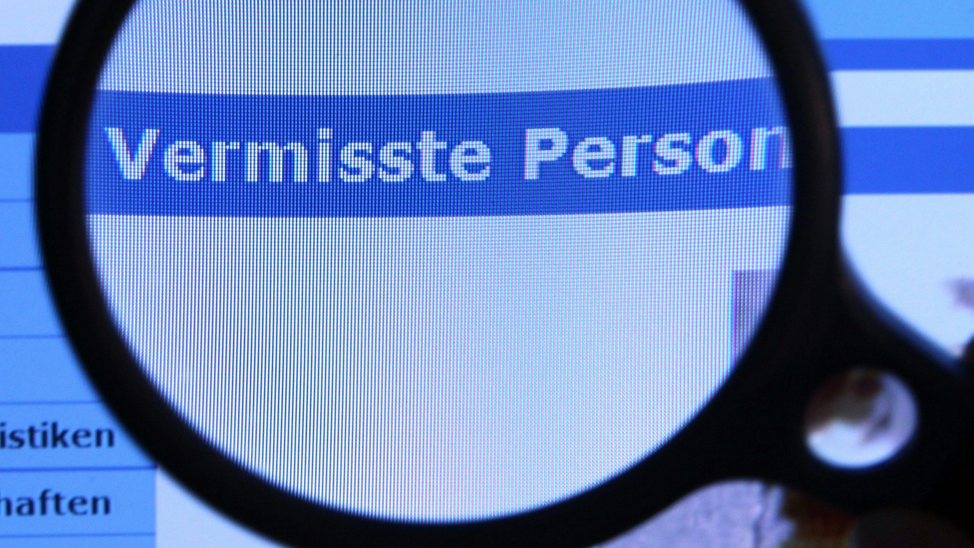 Bildschirm mit „Vermisste Person“ durch Lupe