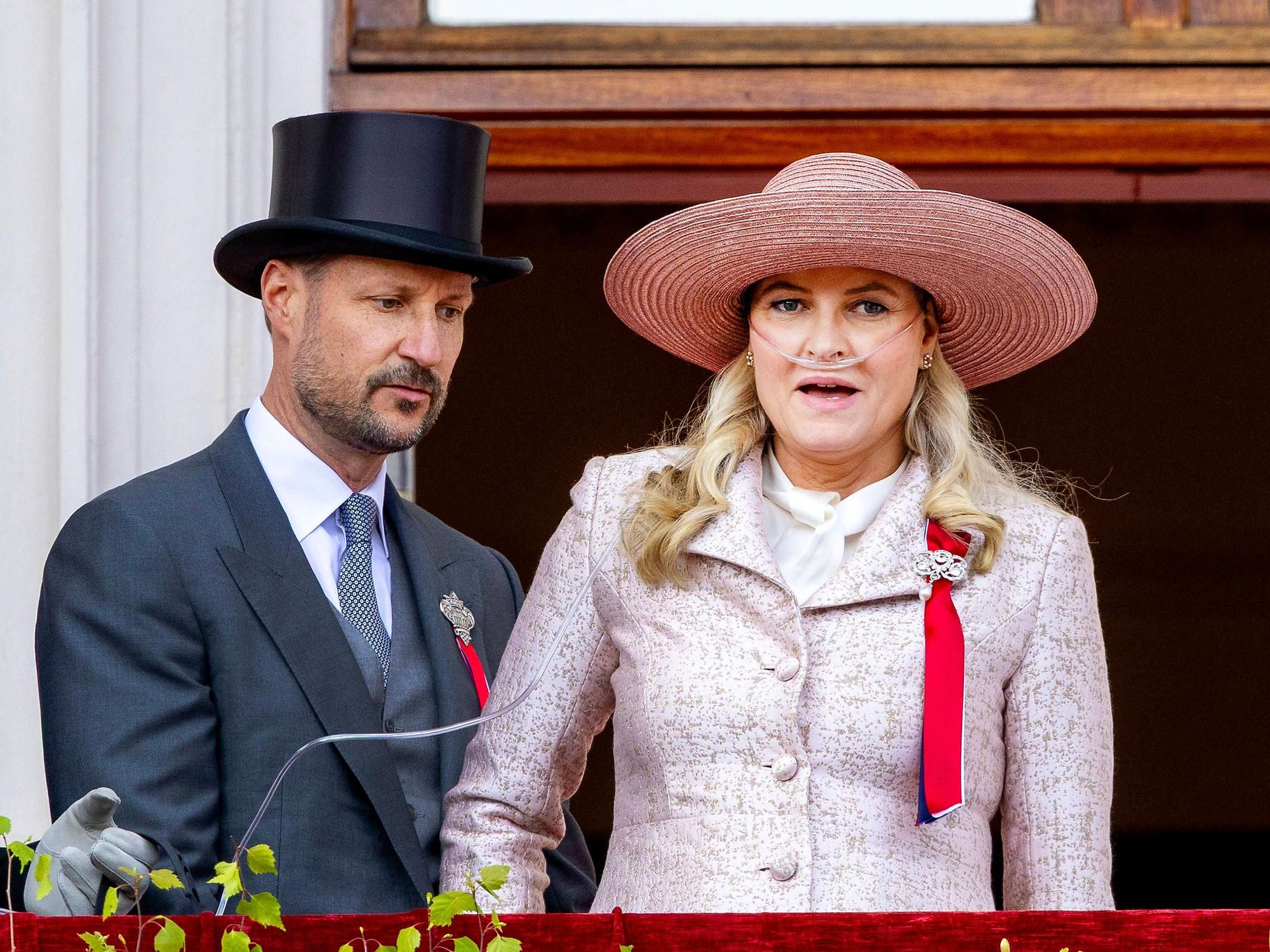 Kronprinz Haakon muss seiner Frau Kronprinzessin Mette-Marit zur Seite stehen.