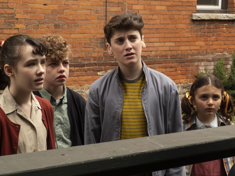 Eine Gruppe von Freunden steht im Fokus der neuen Serie „Es: Welcome To Derry“ (von links): Lily (Clara Stack), Theodore (Mikkal Karim Fidler), Phil (Jack Molloy Legault) und seine kleine Schwester Susie (Matilda Legault) erwartet nichts weniger als das Grauen.
(Bild: Warner Bros)