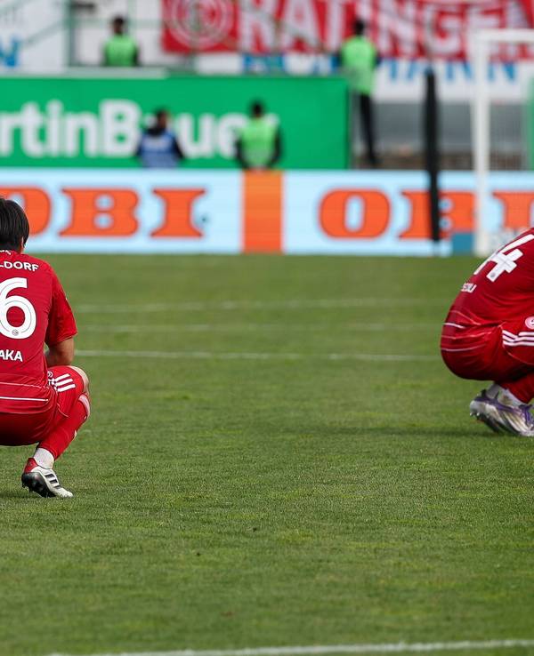 Die Spieler von Fortuna Düsseldorf ließen nach dem besiegelten Abstieg in die 3. Liga die Köpfe hängen.