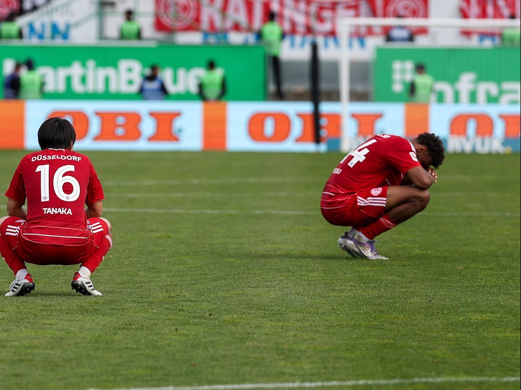 Die Spieler von Fortuna Düsseldorf ließen nach dem besiegelten Abstieg in die 3. Liga die Köpfe hängen.