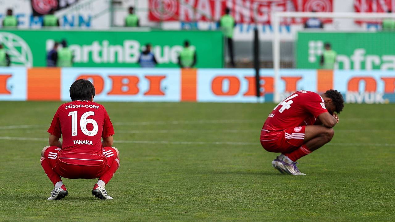 Die Spieler von Fortuna Düsseldorf ließen nach dem besiegelten Abstieg in die 3. Liga die Köpfe hängen.