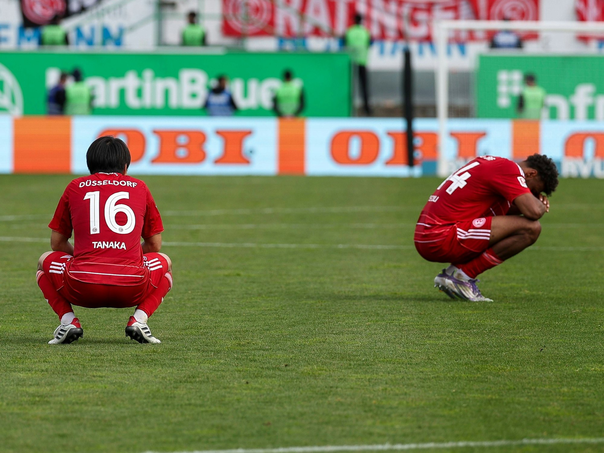 Die Spieler von Fortuna Düsseldorf ließen nach dem besiegelten Abstieg in die 3. Liga die Köpfe hängen.