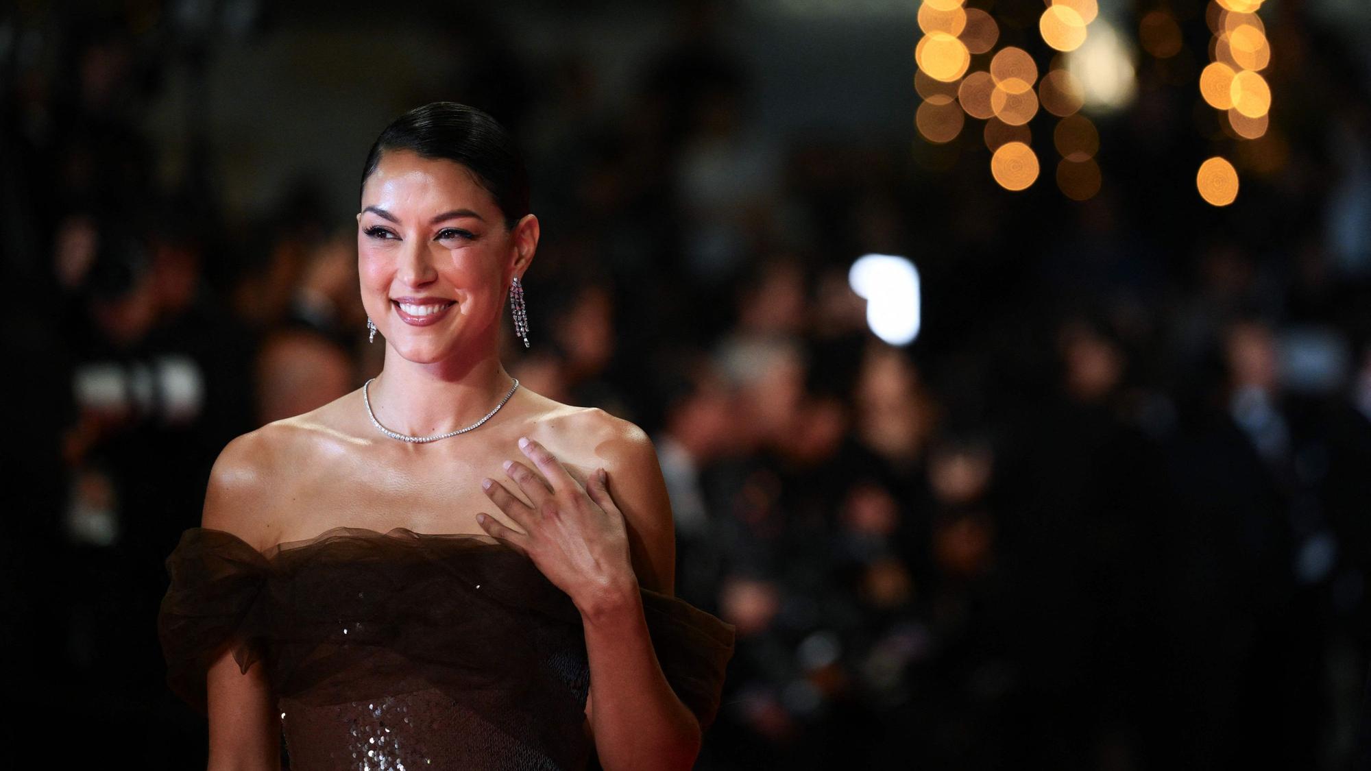 Rebecca Mir auf dem roten Teppich in Cannes.