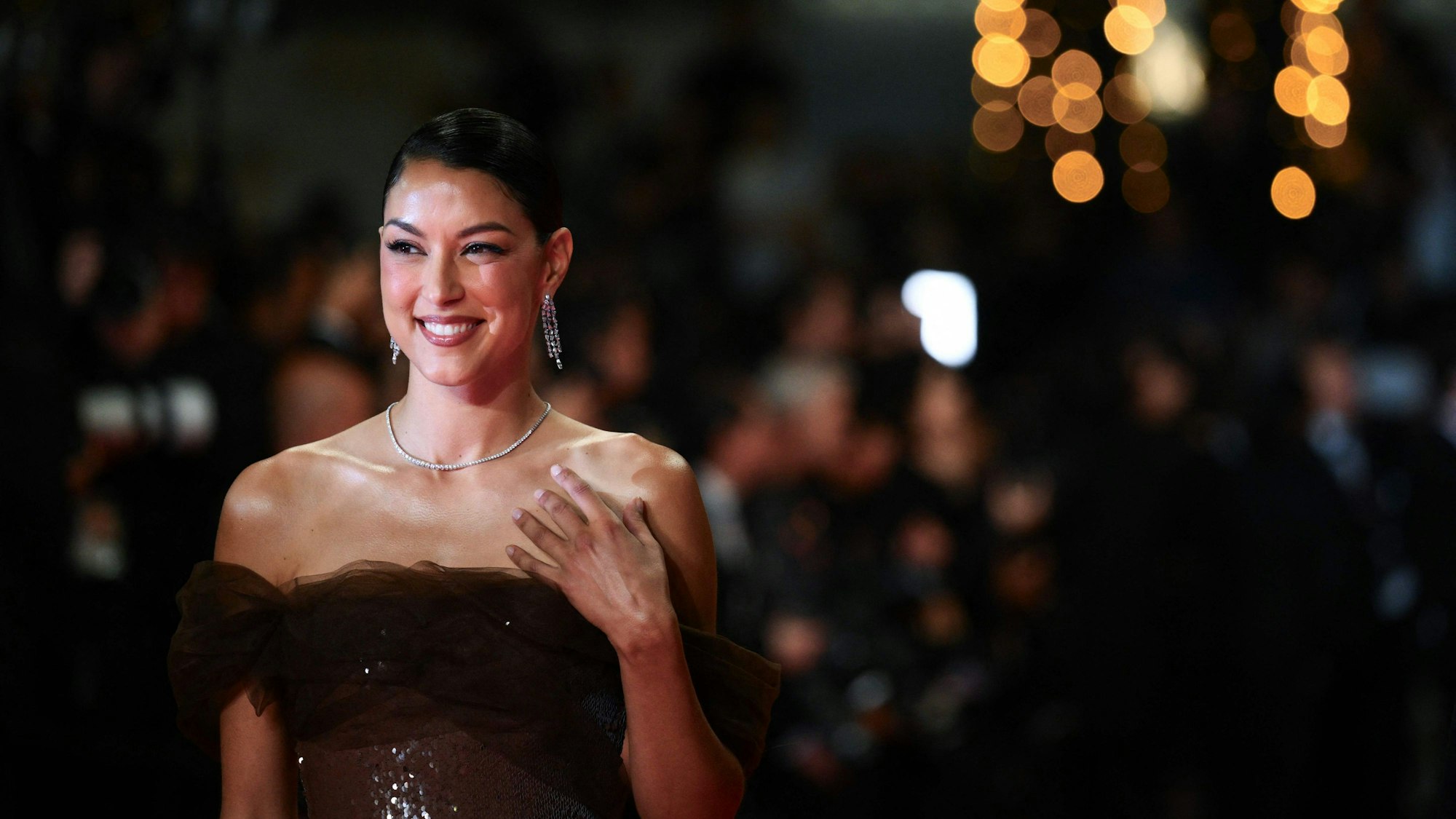 Rebecca Mir auf dem roten Teppich in Cannes.
