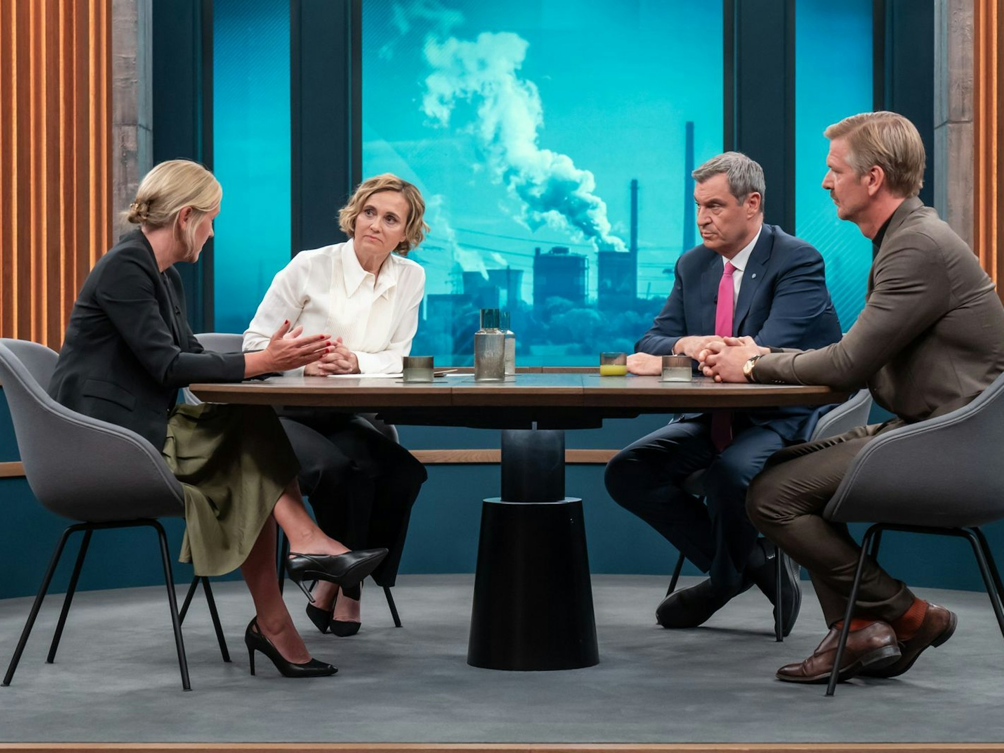 Caren Miosga (zweite von links) sprach mit ihren Gästen Melanie Baum, Markus Söder und Gordon Repinski über den aktuellen Kurs der Bundesregierung. (Bild: ARD / Thomas Ernst )
