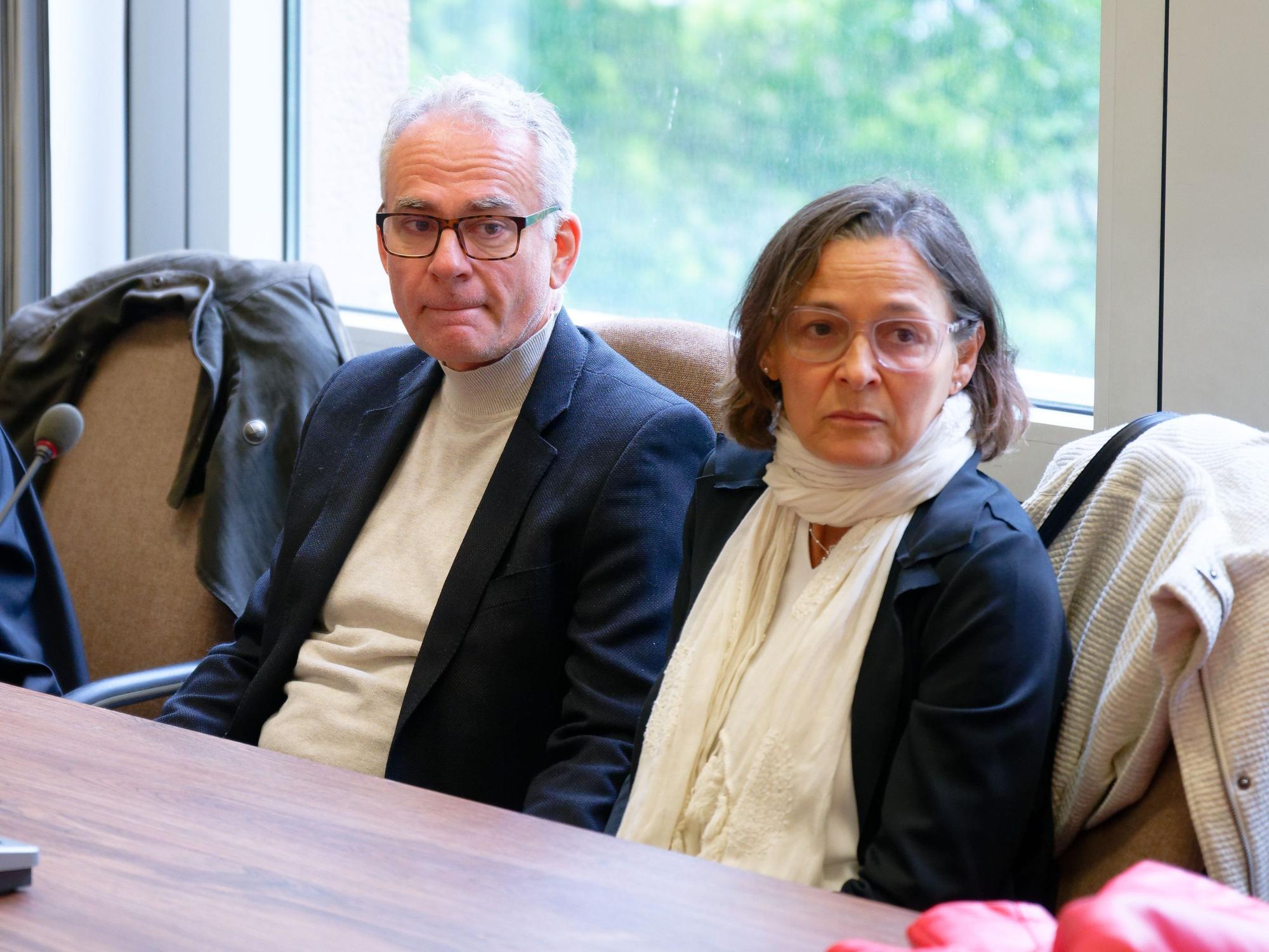 Marcus Jochim (l) und Lilian Maia Jochim, Eltern des getöteten Schulbegleiters, verfolgten den Prozess als Nebenkläger.