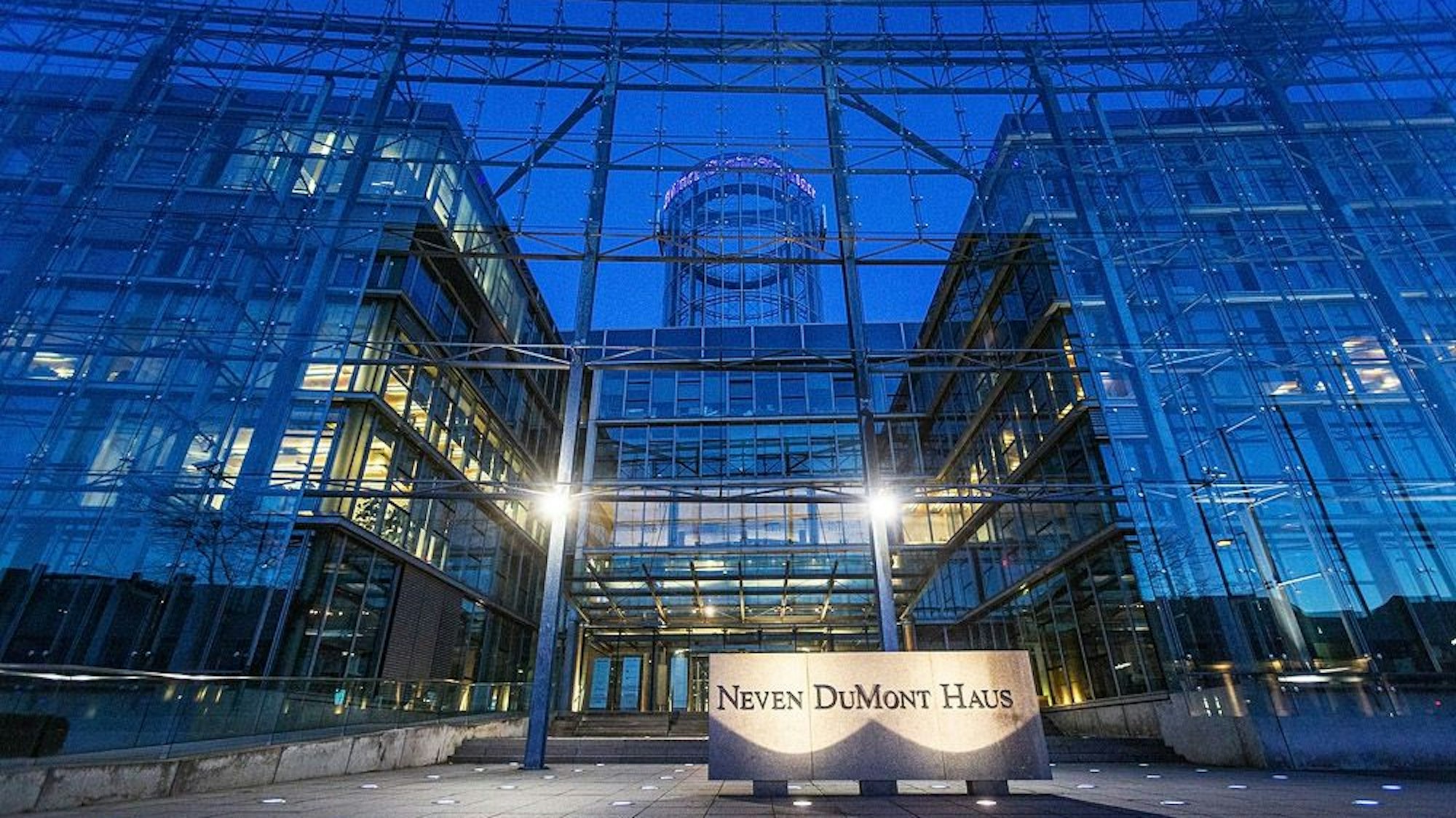 (Bildbeschriftung - Caption) 07.02.2020, Köln: Das «Neven DuMont Haus» an der Amsterdamer Straße. Neben dem Firmensitz der DuMont Mediengruppe beheimatet das Gebäude auch die Redaktionen der Tageszeitungen Kölner Stadt-Anzeiger und Express. Foto: Matthias Heinekamp