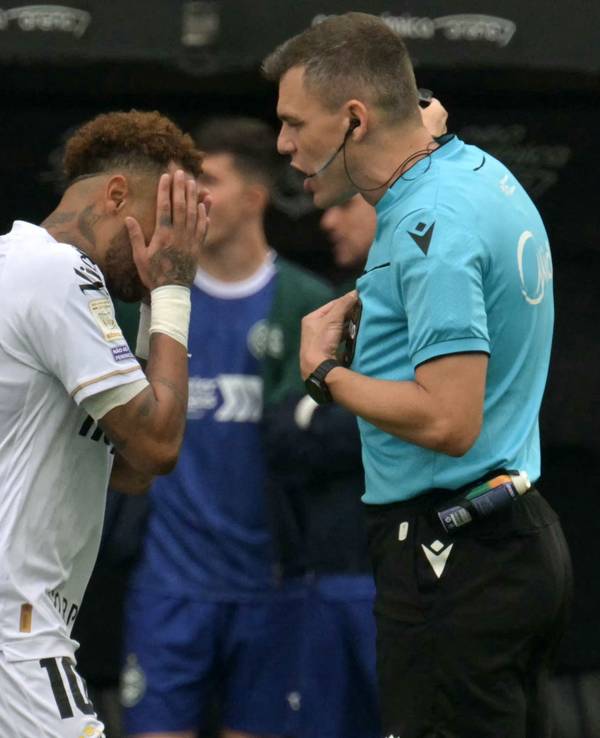 Neymar kann es nicht fassen. Schiedsrichter Paulo Zanovelli schickt ihn während des brasilianischen Ligaspiels zwischen Santos und Coritiba in der Neo Quimica Arena in São Paulo nach einer vermeintlichen Auswechslung vom Platz.