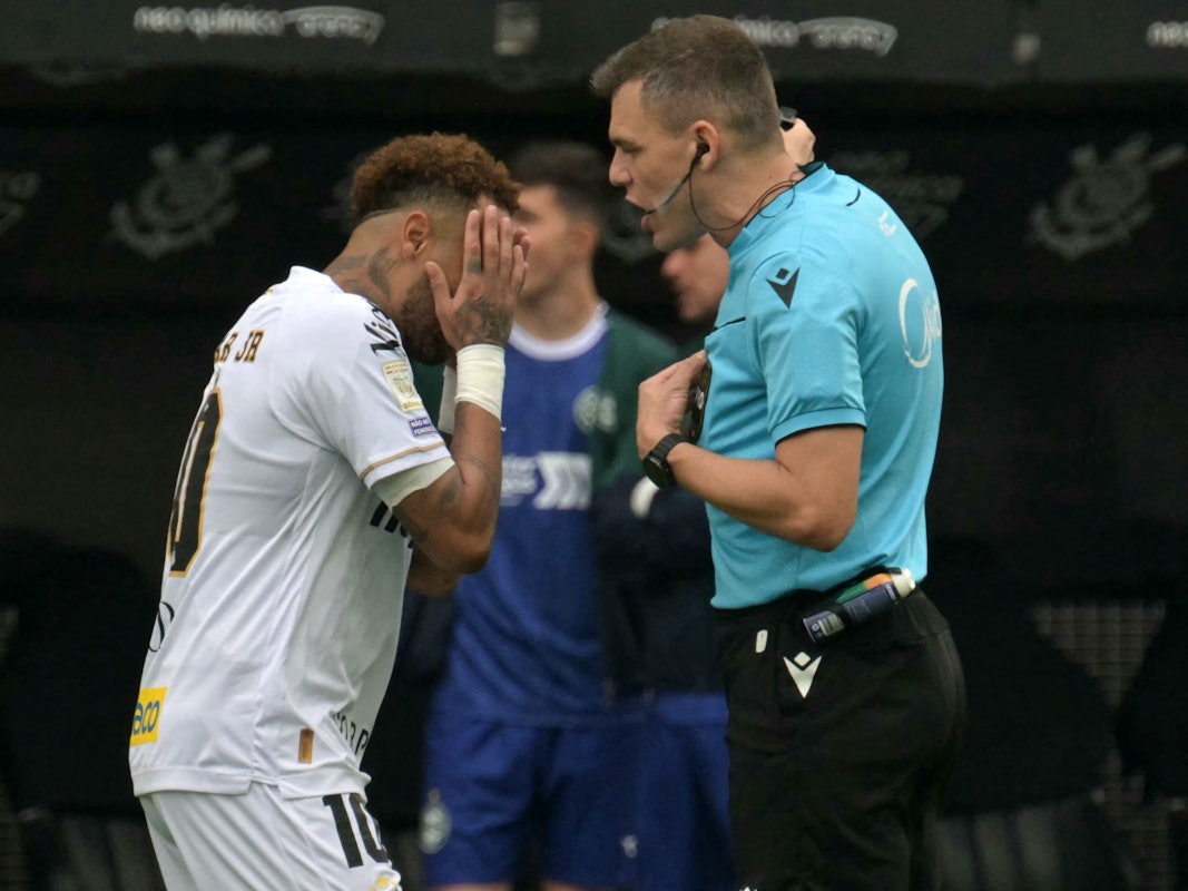 Neymar kann es nicht fassen. Schiedsrichter Paulo Zanovelli schickt ihn während des brasilianischen Ligaspiels zwischen Santos und Coritiba in der Neo Quimica Arena in São Paulo nach einer vermeintlichen Auswechslung vom Platz.