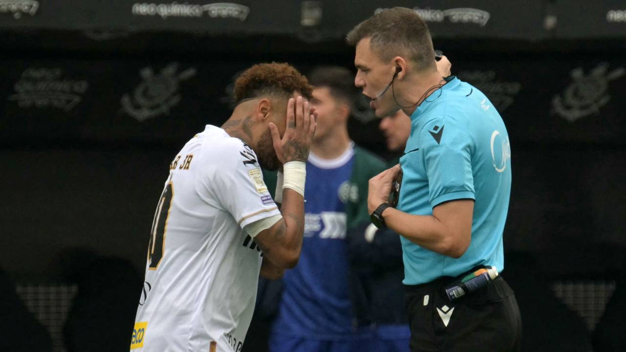 Neymar kann es nicht fassen. Schiedsrichter Paulo Zanovelli schickt ihn während des brasilianischen Ligaspiels zwischen Santos und Coritiba in der Neo Quimica Arena in São Paulo nach einer vermeintlichen Auswechslung vom Platz.