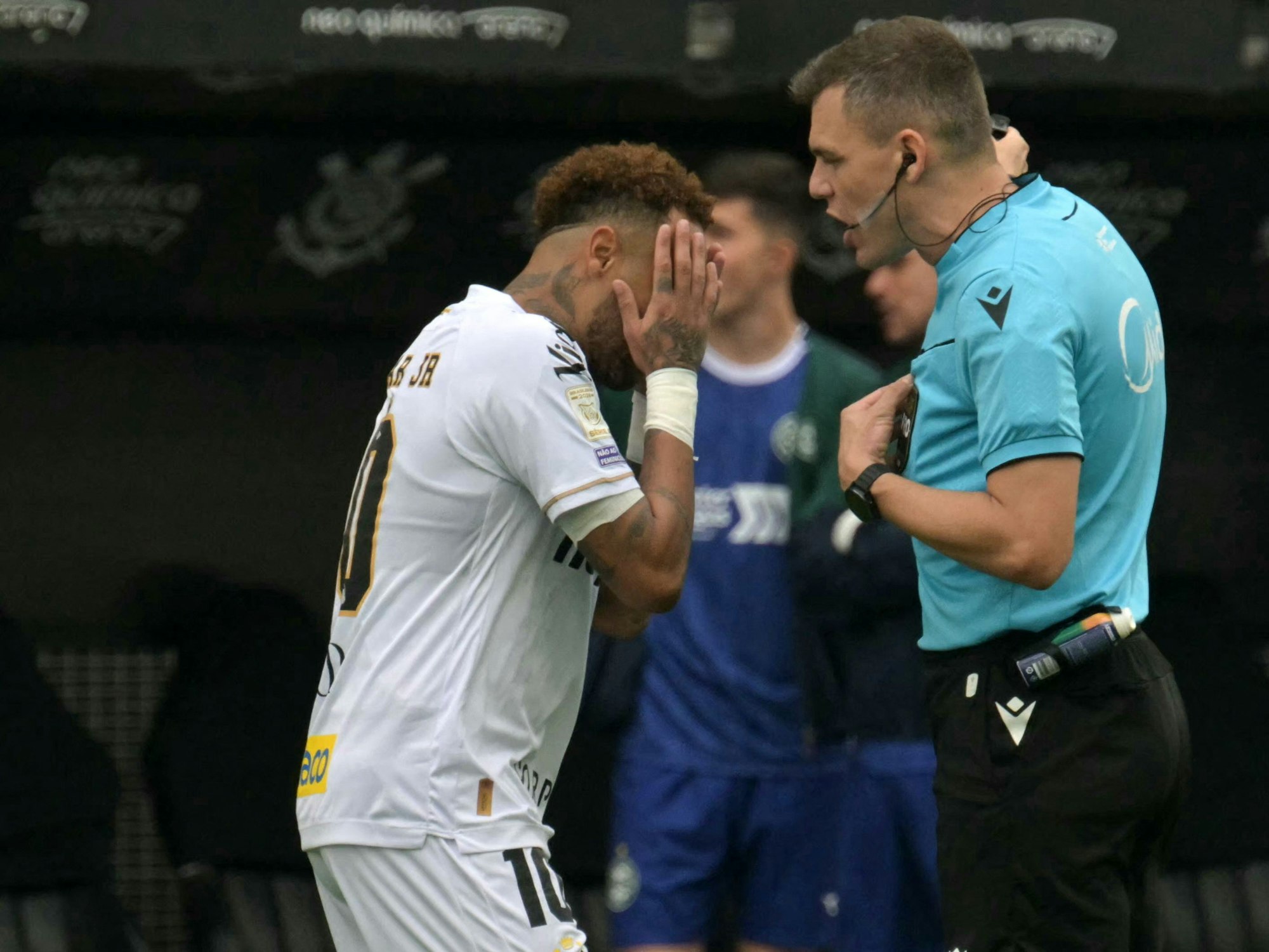 Neymar kann es nicht fassen. Schiedsrichter Paulo Zanovelli schickt ihn während des brasilianischen Ligaspiels zwischen Santos und Coritiba in der Neo Quimica Arena in São Paulo nach einer vermeintlichen Auswechslung vom Platz.