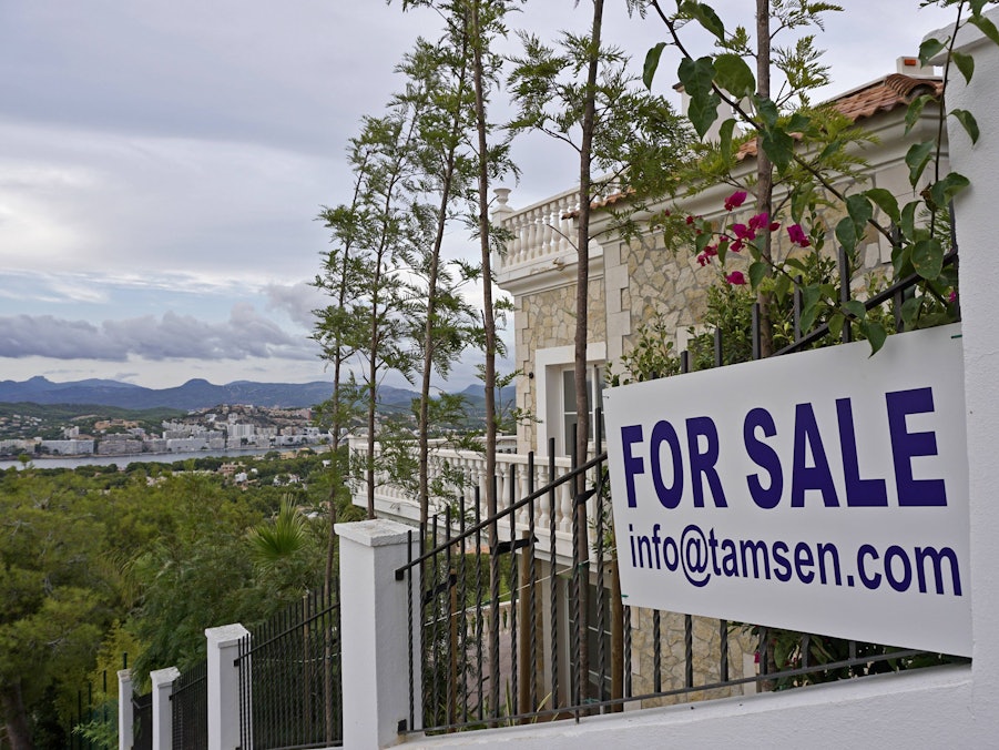 Luxusimmobilie mit „For Sale“-Schild auf Mallorca