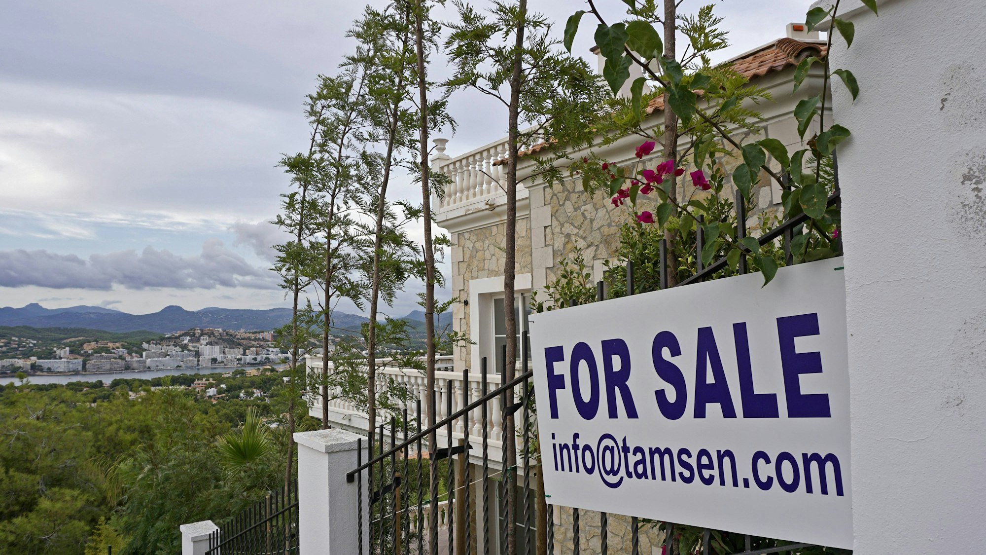 Luxusimmobilie mit „For Sale“-Schild auf Mallorca