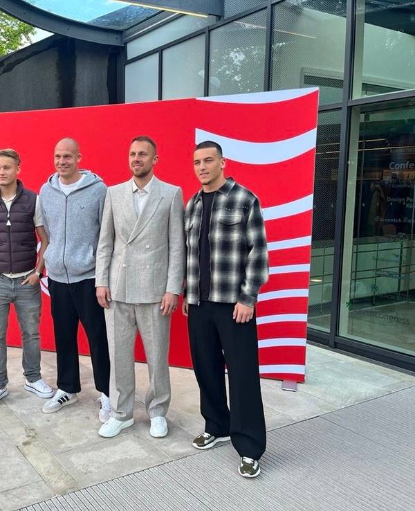 FC-Saisonabschluss in der Kölner Flora: (vl.) Youssoupha Niang, Fynn Schenten, Matthias Köbbing, Marvin Schwäbe und Said El Mala stehen beim Empfang gemeinsam vor der Kamera.