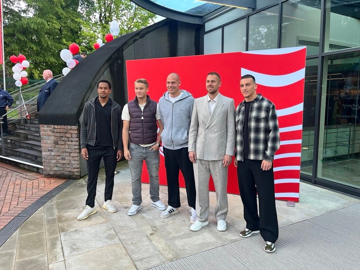 FC-Saisonabschluss in der Kölner Flora: (vl.) Youssoupha Niang, Fynn Schenten, Matthias Köbbing, Marvin Schwäbe und Said El Mala stehen beim Empfang gemeinsam vor der Kamera.