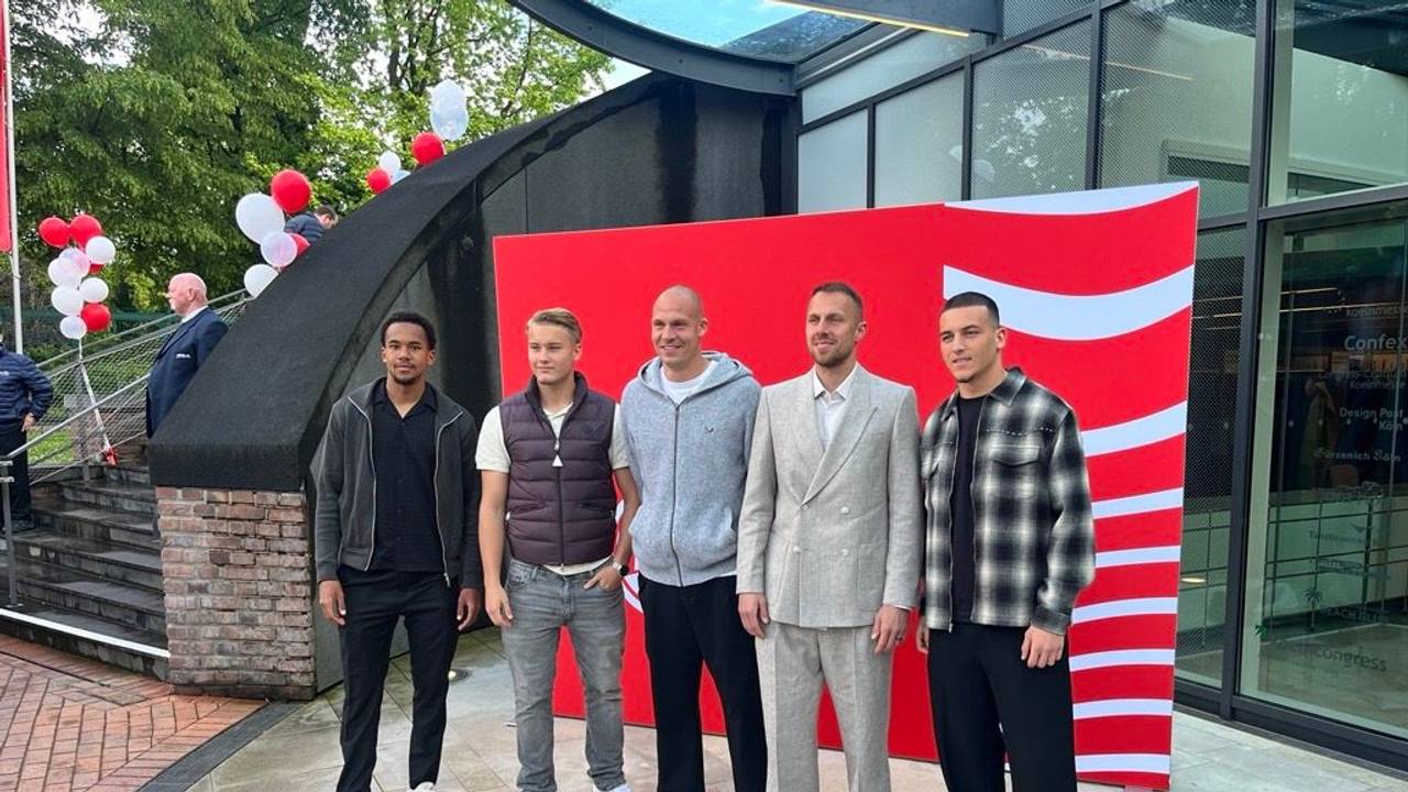 FC-Saisonabschluss in der Kölner Flora: (vl.) Youssoupha Niang, Fynn Schenten, Matthias Köbbing, Marvin Schwäbe und Said El Mala stehen beim Empfang gemeinsam vor der Kamera.