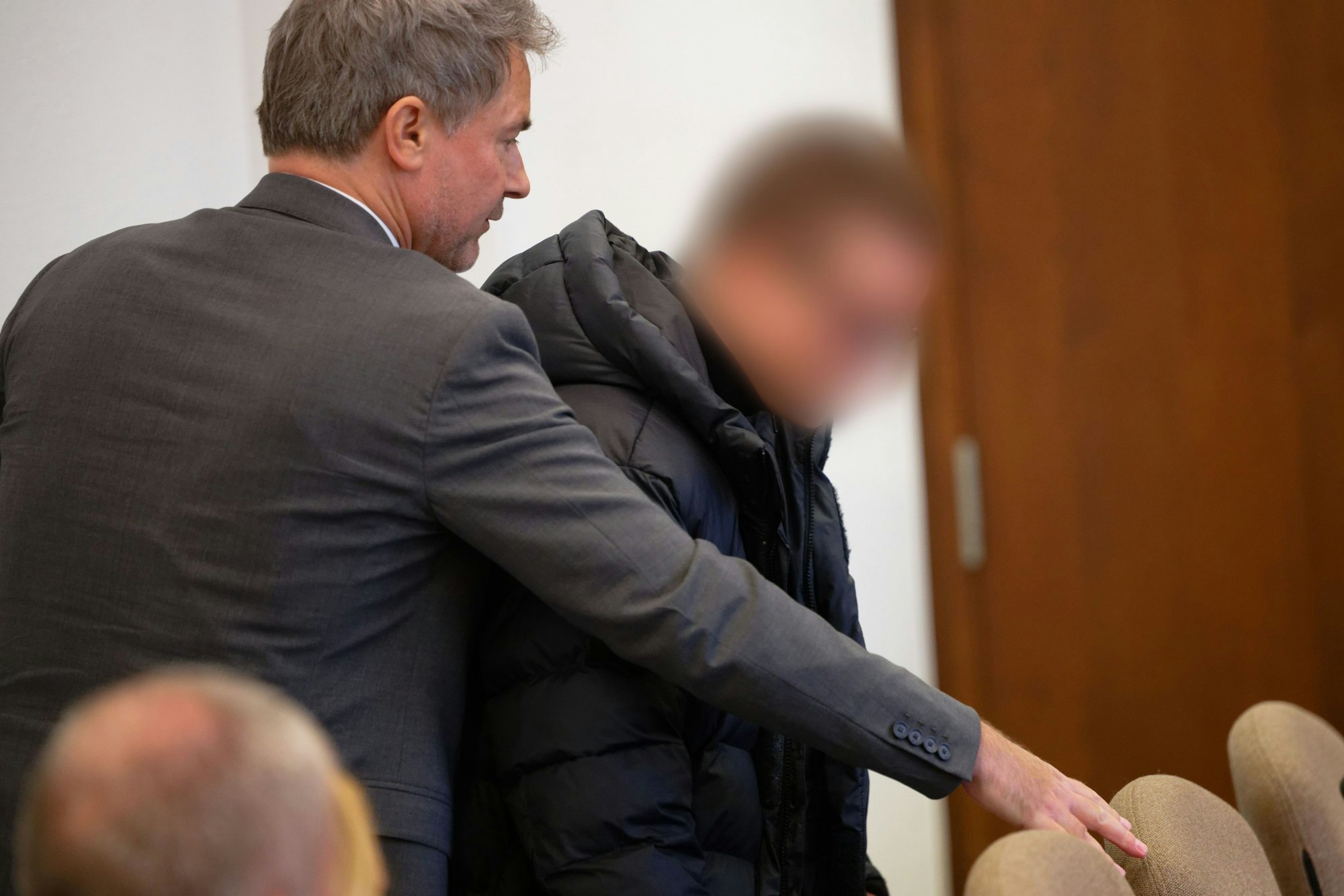 Der Angeklagte (r) und sein Anwalt Marc Donay kommen zu Beginn eines Prozesses wegen fahrlässiger Tötung in einen Verhandlungssaal im Landgericht Köln. Der 21-Jährige soll mit seinem Auto in eine Schülergruppe gefahren sein.
