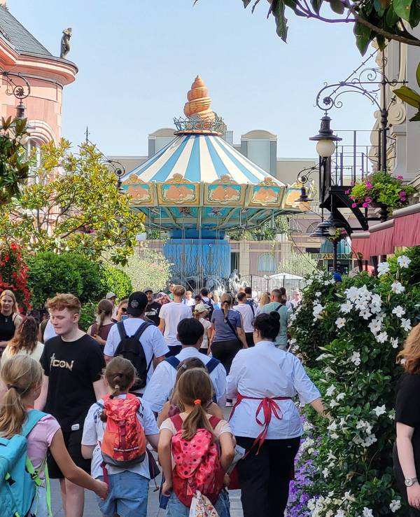 Blick auf das Kettenkarussell in der Themenwelt Berlin im Phantasialand. (Archivfoto)