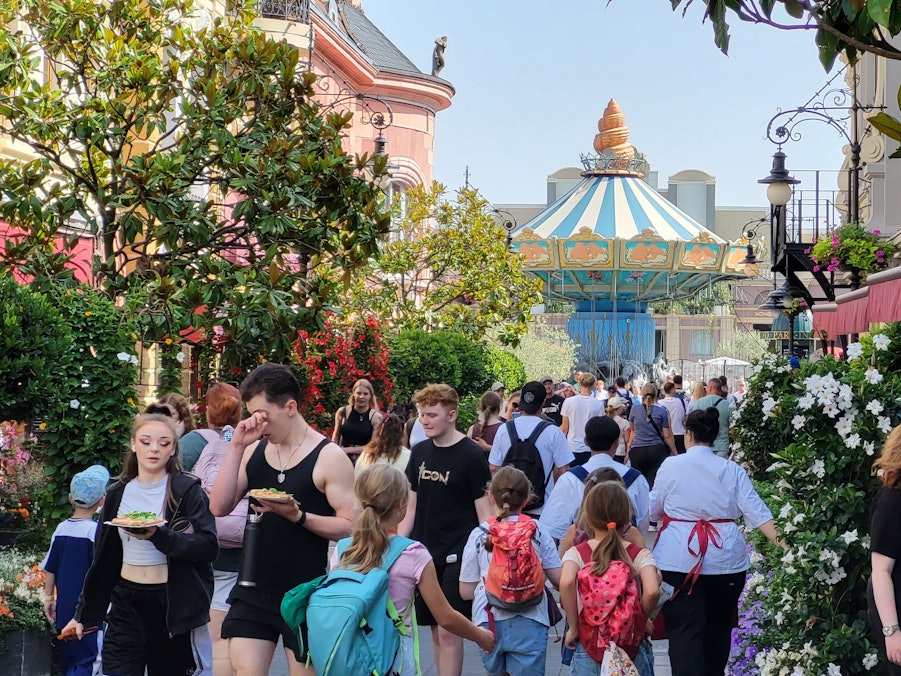 Blick auf das Kettenkarussell in der Themenwelt Berlin im Phantasialand. (Archivfoto)