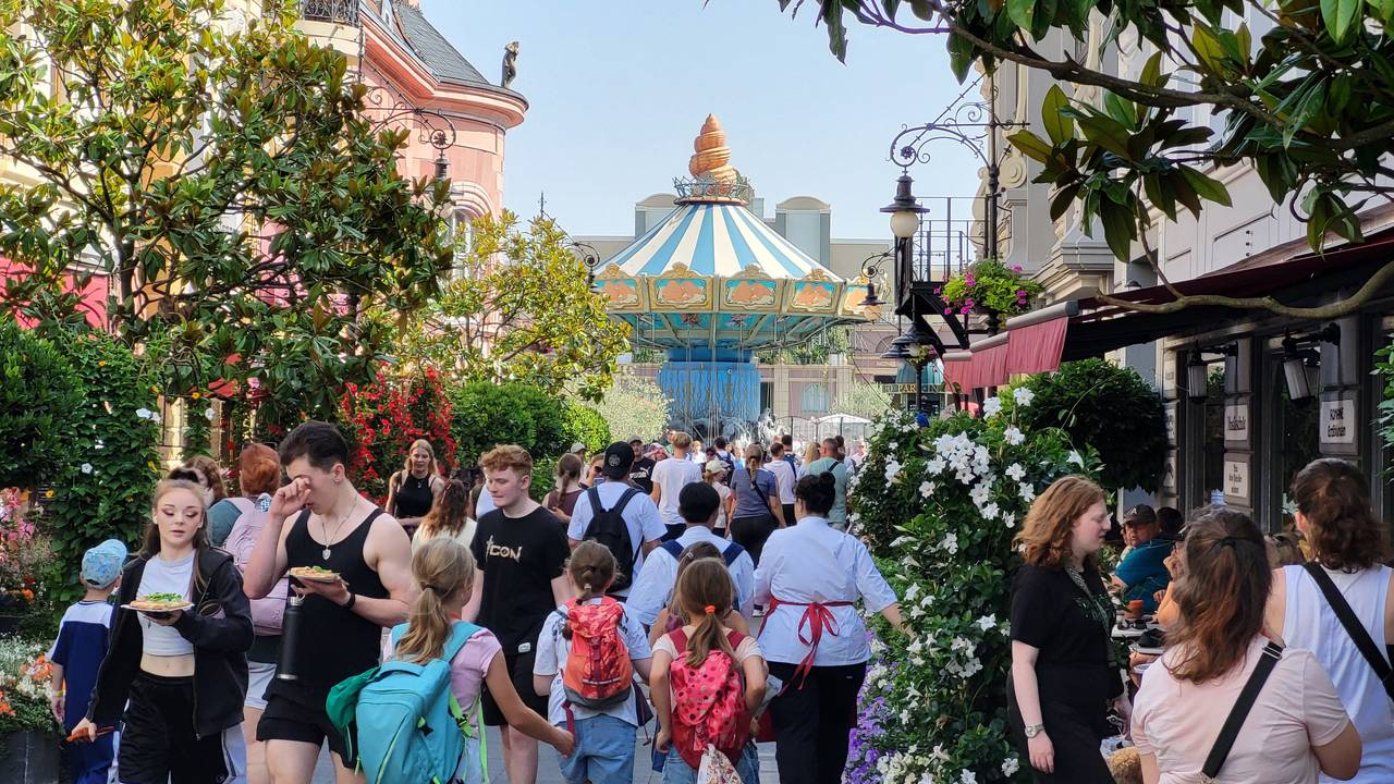 Blick auf das Kettenkarussell in der Themenwelt Berlin im Phantasialand. (Archivfoto)