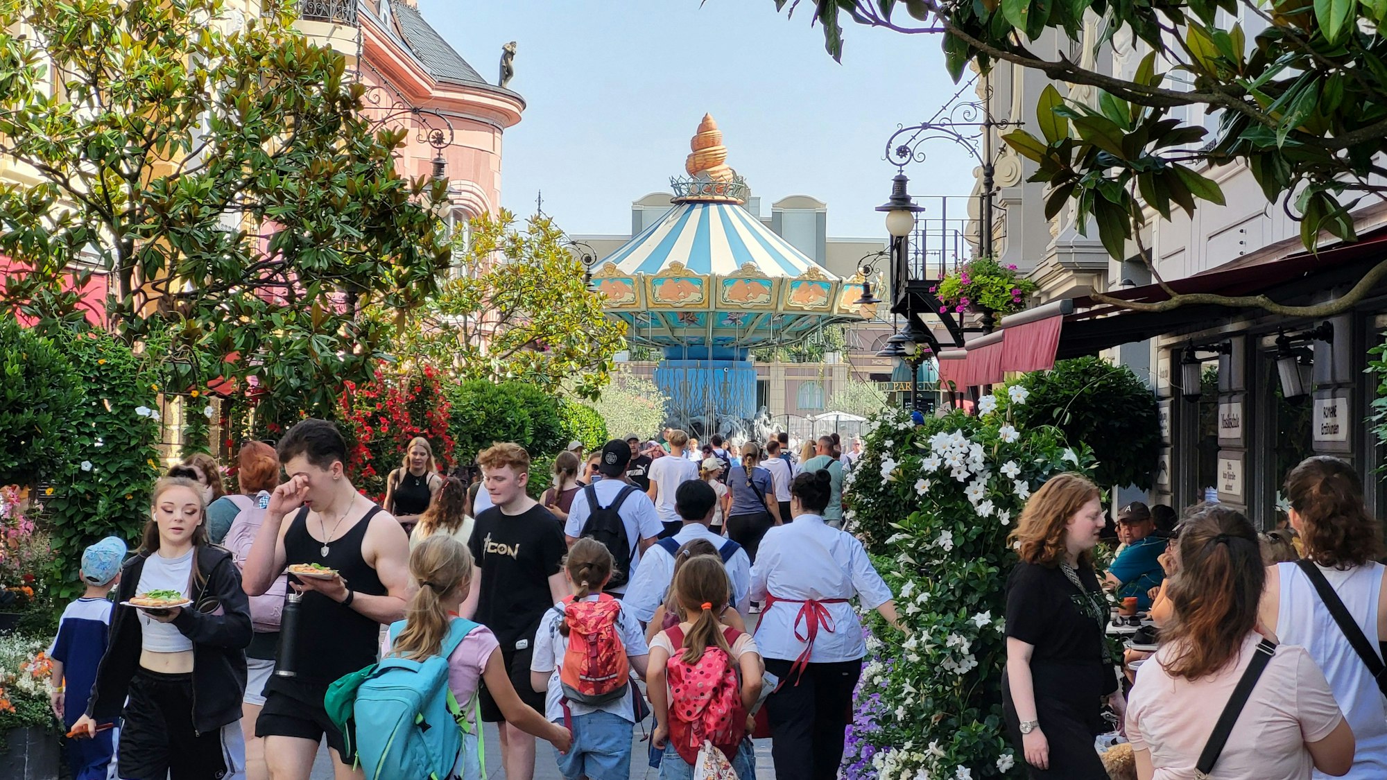Blick auf das Kettenkarussell in der Themenwelt Berlin im Phantasialand. (Archivfoto)