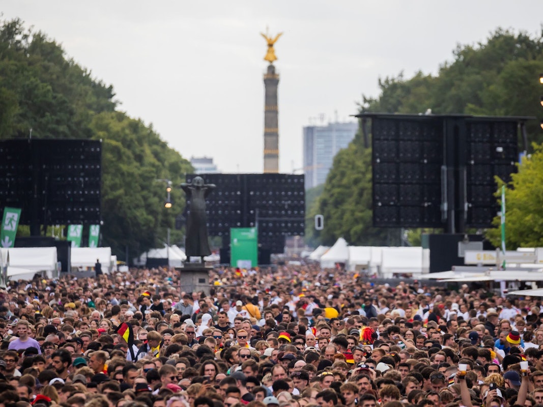 Fanmeile mit Bildschirmen zur Europameisterschaft 2024