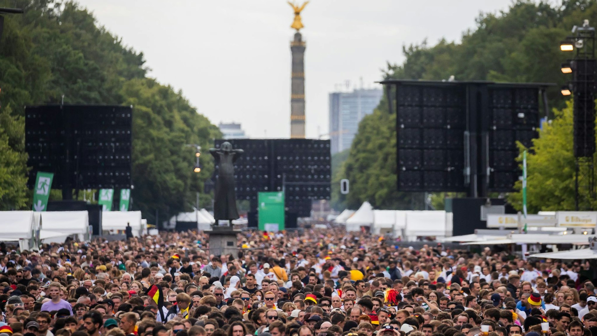Fanmeile mit Bildschirmen zur Europameisterschaft 2024
