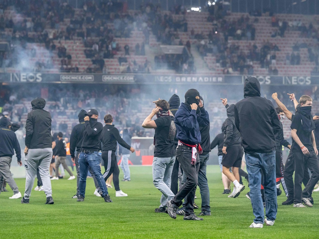 Platzsturm der Fans von OGC Nizza.