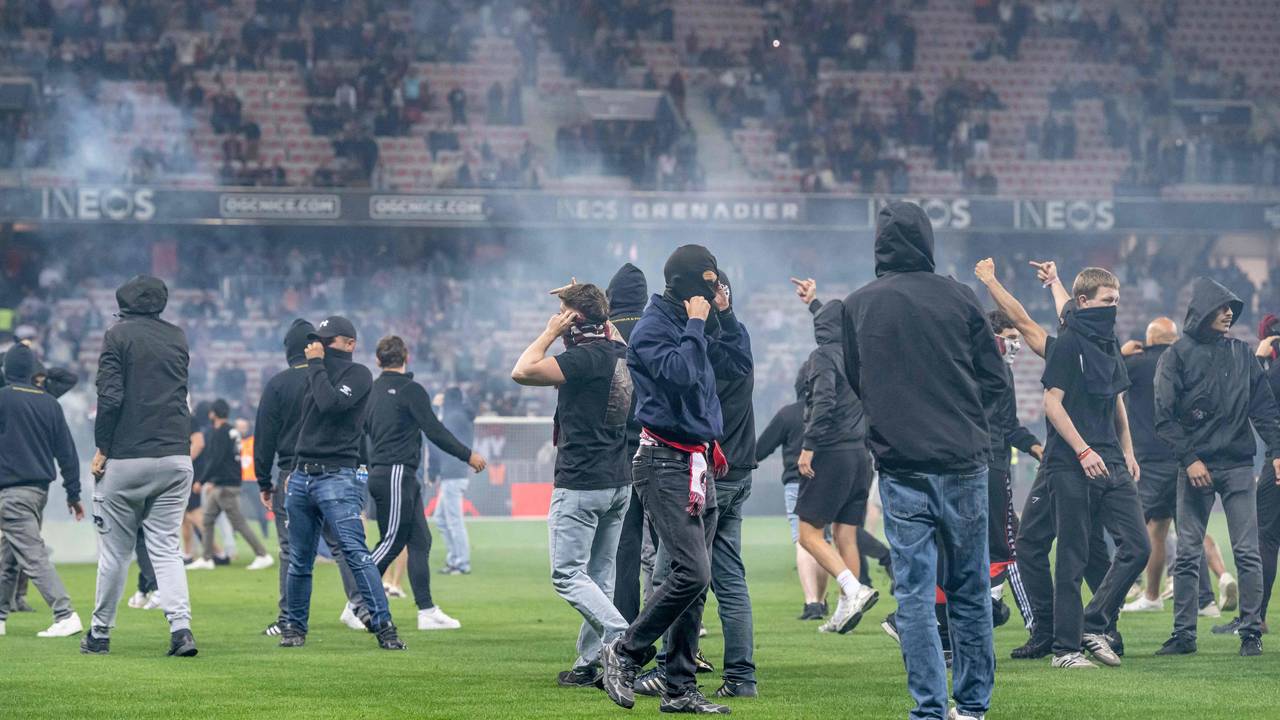 Platzsturm der Fans von OGC Nizza.