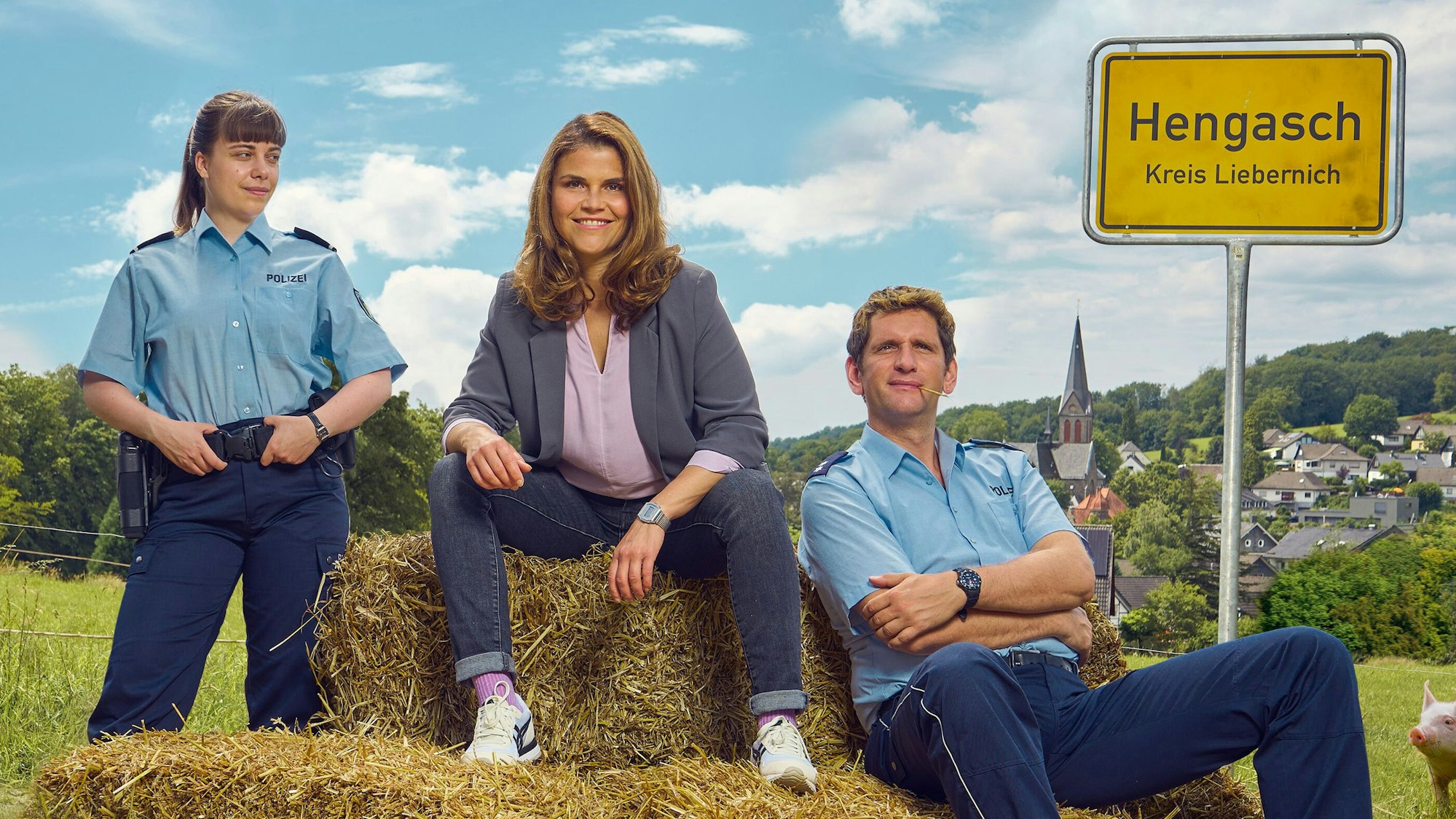 Marie Gabler (M, Katharina Wackernagel), Heino Fuss (r, Sebastian Schwarz) und Jenny Dickel (l, Eva Bühnen), der Cast von „Mord mit Aussicht“.
