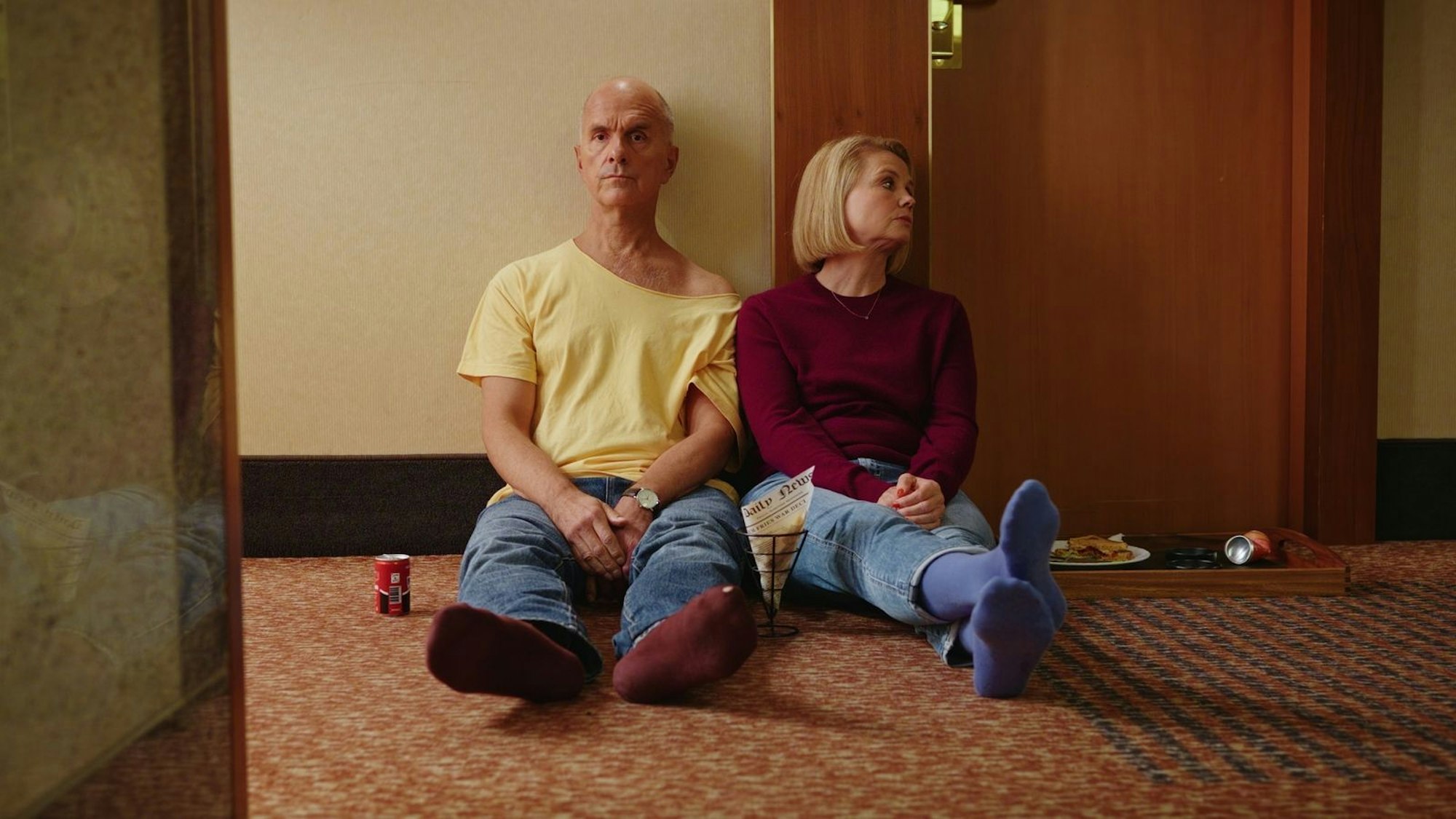 Pause auf dem Hotelteppich: Erik (Christoph Maria Herbst) und seine Ex-Frau Anne (Annette Frier) sorgen auf einer Preisverleihung für Chaos.
(Bild: ZDF/Brendan Uffelmann)