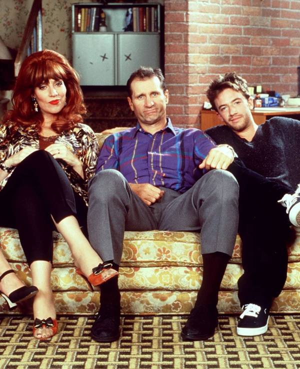 Schuhverkäufer Al Bundy, seine Frau Peggy und die Kinder Kelly und Bud: Die US-Sitcom „Eine schrecklich nette Familie“ machte die Darstellerinnen und Darsteller zu Kult-Stars.