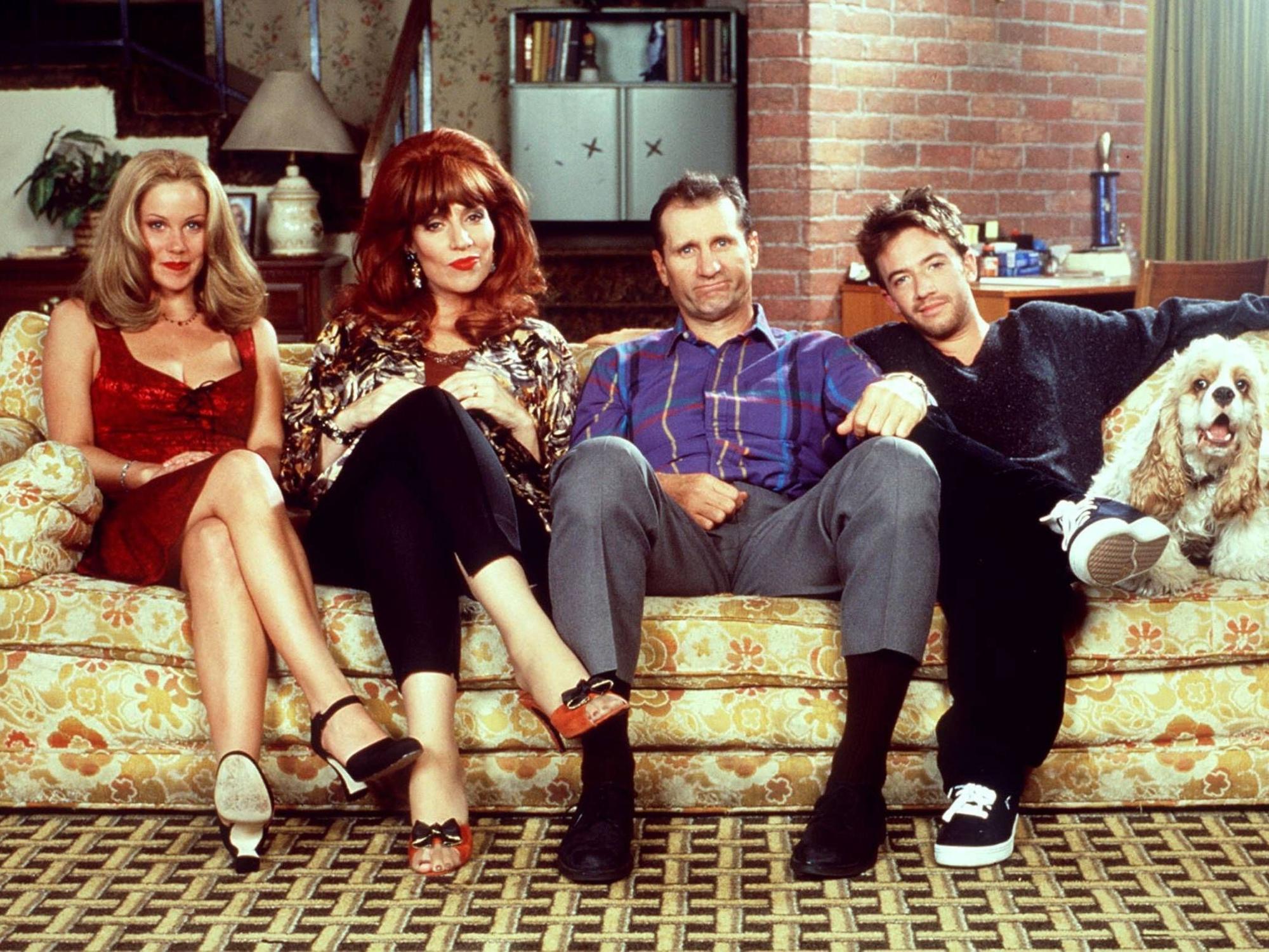 Schuhverkäufer Al Bundy, seine Frau Peggy und die Kinder Kelly und Bud: Die US-Sitcom „Eine schrecklich nette Familie“ machte die Darstellerinnen und Darsteller zu Kult-Stars.