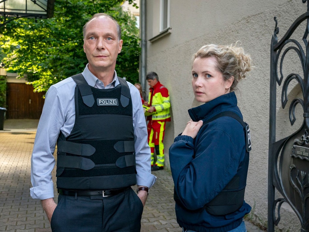 Martin Brambach und Cornelia Gröschel, hier im „Tatort: Siebenschläfer“, sind von den Sparplänen des MDR direkt betroffen. (Bild: MDR/MadeFor Film/Steffen Junghans,)