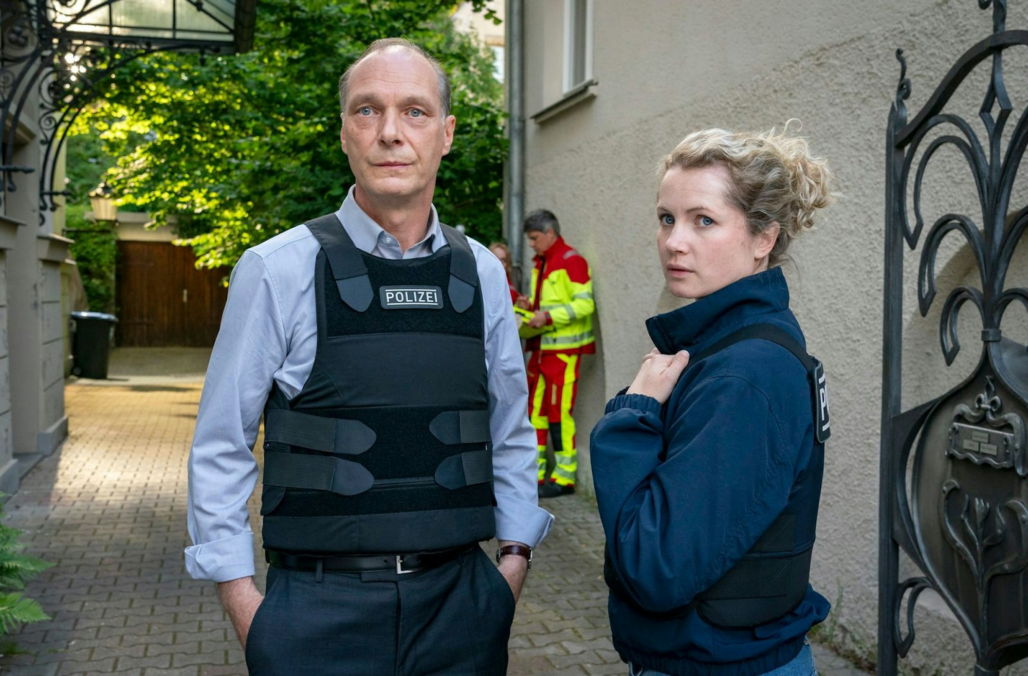 Martin Brambach und Cornelia Gröschel, hier im „Tatort: Siebenschläfer“, sind von den Sparplänen des MDR direkt betroffen. (Bild: MDR/MadeFor Film/Steffen Junghans,)