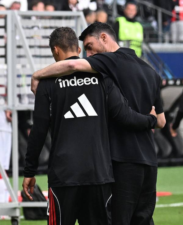 Nach seinem letzten Spiel bei Eintracht Frankfurt umarmt Albert Riera seinen Spieler Timothy Chandler.