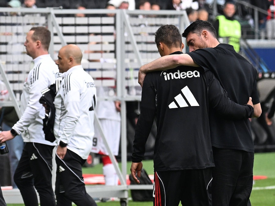Nach seinem letzten Spiel bei Eintracht Frankfurt umarmt Albert Riera seinen Spieler Timothy Chandler.