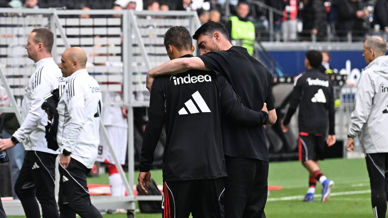 Nach seinem letzten Spiel bei Eintracht Frankfurt umarmt Albert Riera seinen Spieler Timothy Chandler.