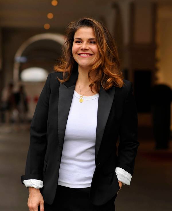 Katherina Wackernagel lächelt 2024 in Berlin in die Kamera.